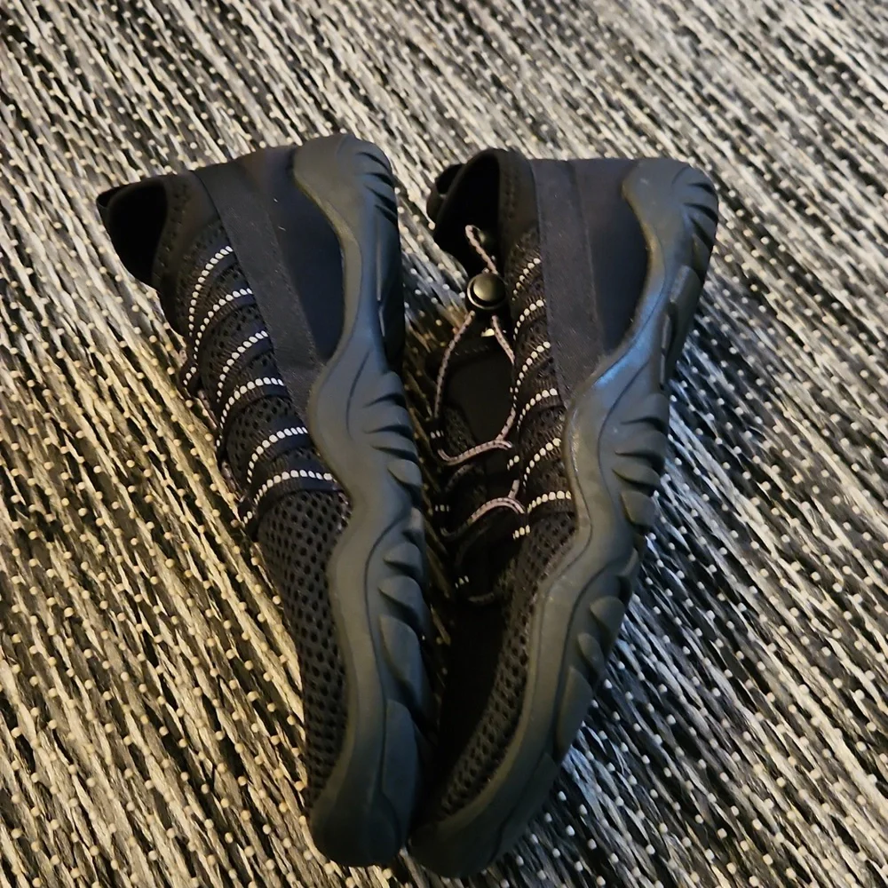 Black Athletic/Water Shoes (Size 4)